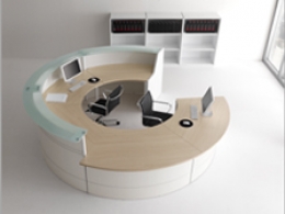 Banco reception con struttura metallica.