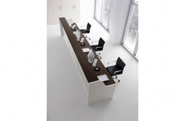 Banco reception con struttura metallica.